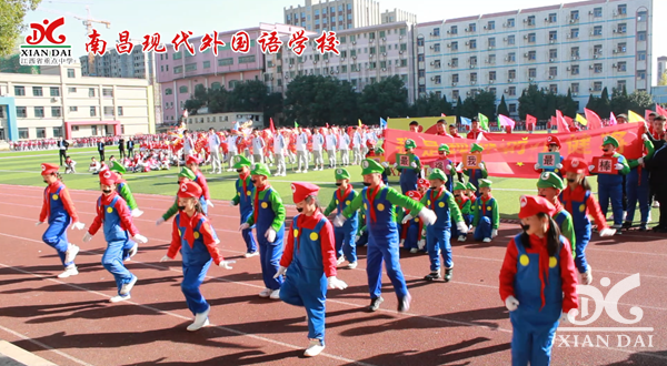 開幕式上，動感與青春碰撞，各班精心準備的才藝表演，展示了青春的風采